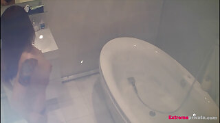 Spying on stepdaughter Scarlett toying in bath